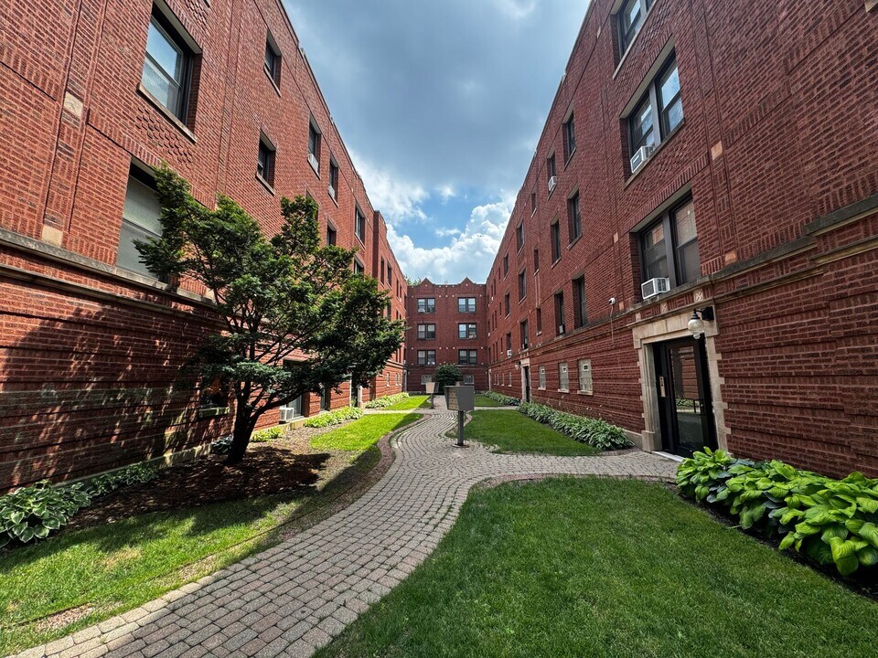 1375 W Greenleaf Ave in Chicago, IL - Building Photo