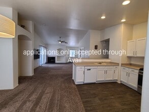 8680 S Desert Dove Dr in Tucson, AZ - Foto de edificio - Building Photo