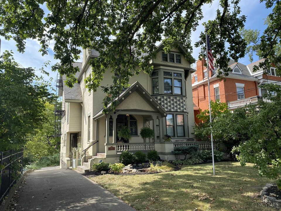 2641 Highland Ave in Cincinnati, OH - Foto de edificio
