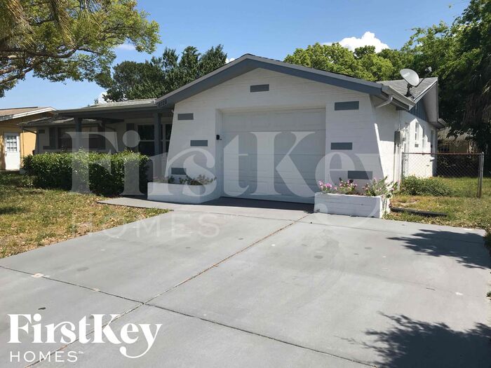 8726 Cochise Ln in Port Richey, FL - Foto de edificio