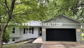 1390 W Prairie Ct in Olathe, KS - Building Photo