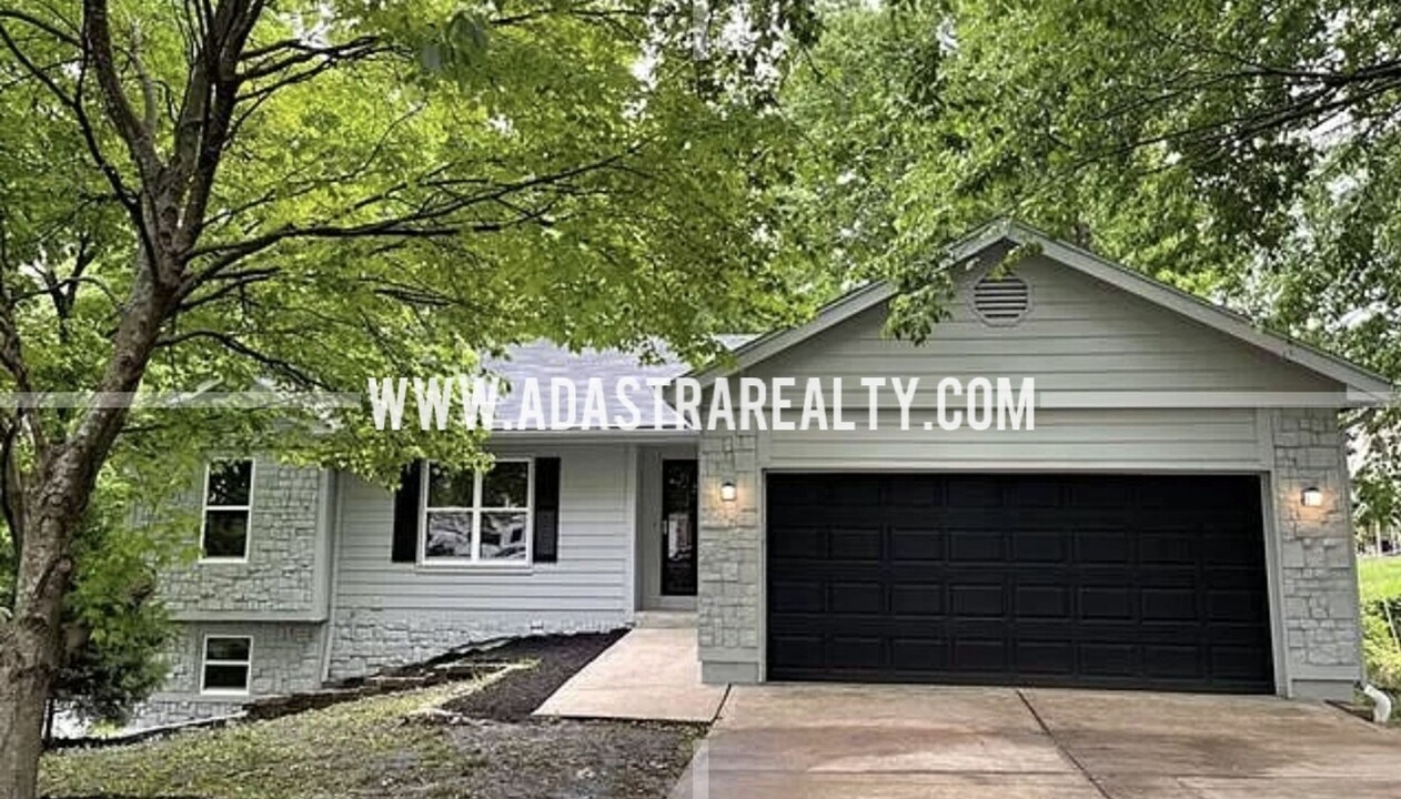 1390 W Prairie Ct in Olathe, KS - Building Photo