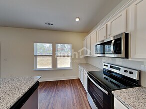 1356 Lomond Dr in Nashville, TN - Foto de edificio - Building Photo