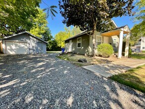 645 NE Roberts Ave in Gresham, OR - Building Photo - Building Photo