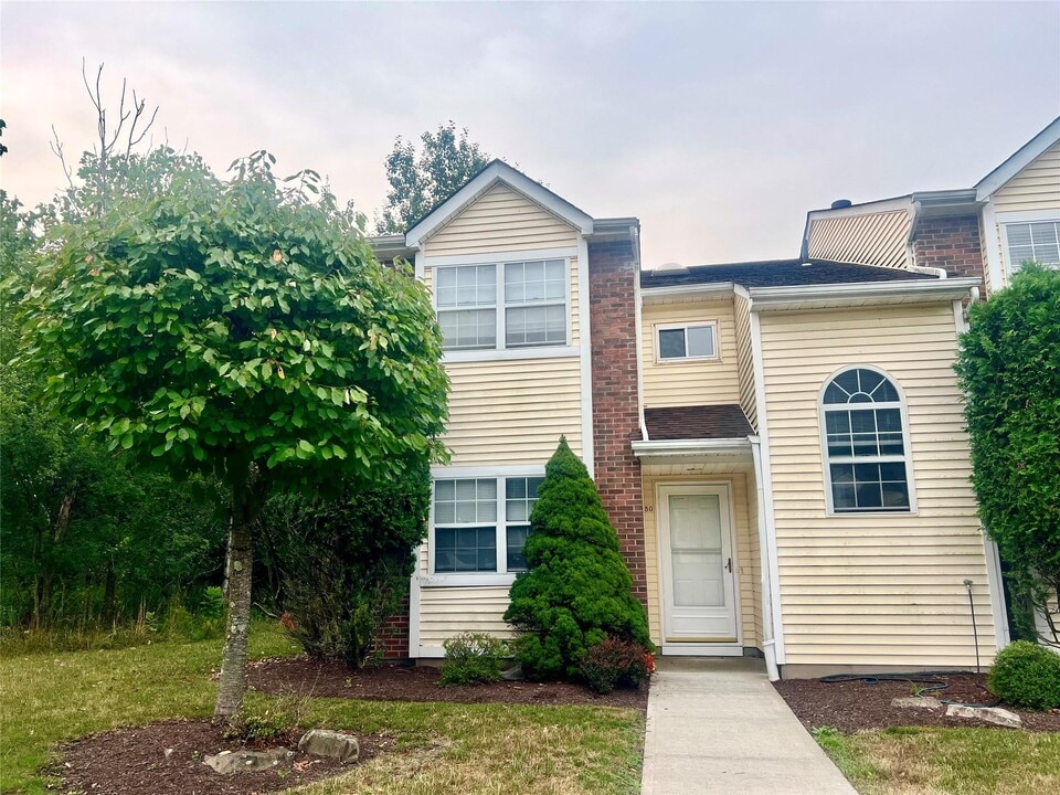 50 Brick Pond Rd in Middletown, NY - Building Photo