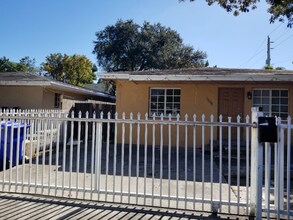 1298 NW 38th St in Miami, FL - Building Photo - Building Photo