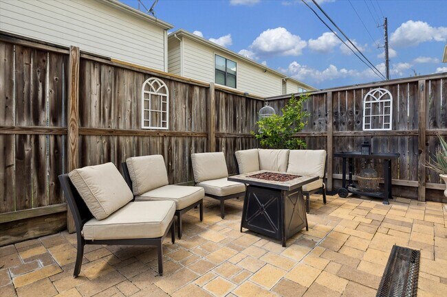 548 Westcross St in Houston, TX - Building Photo - Building Photo