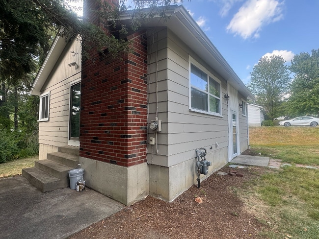 57 Lawrence St in Leominster, MA - Building Photo - Building Photo