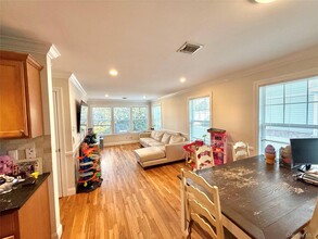 30 Sintsink Dr E in Port Washington, NY - Building Photo - Building Photo