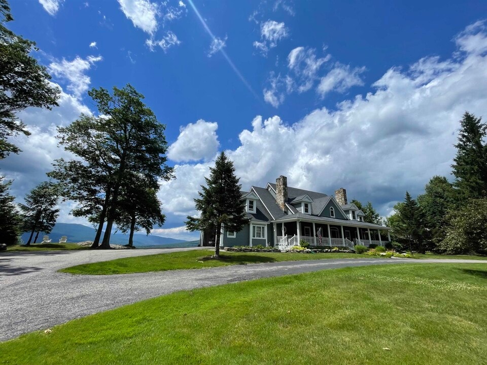 21 Valley View Rd in Winhall, VT - Building Photo