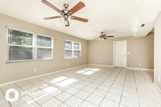 2495 Barbarossa Ave in Deltona, FL - Foto de edificio - Building Photo