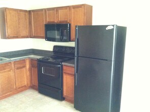 7160 Grosbeak St in Union City, GA - Foto de edificio - Building Photo