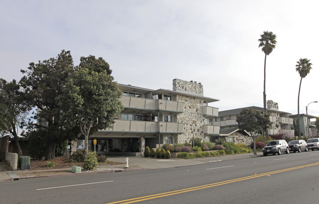 The Westwind Apartments in Alameda, CA - Foto de edificio - Building Photo