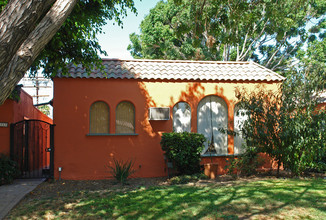 7915 N Hayworth Ave in Los Angeles, CA - Foto de edificio - Building Photo