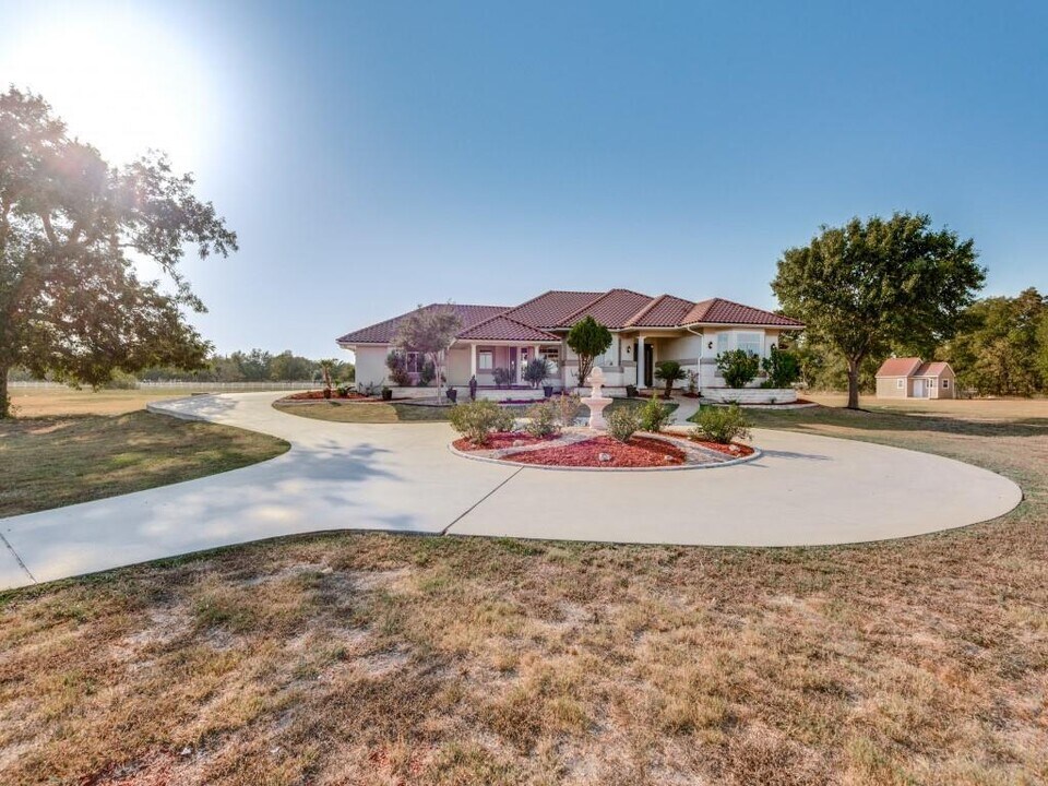 127 Brushy Creek Trail in Hutto, TX - Foto de edificio