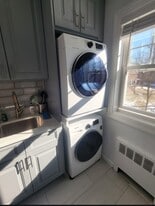 22414 Kingsbury Ave, Unit B in Oakland Gardens, NY - Building Photo