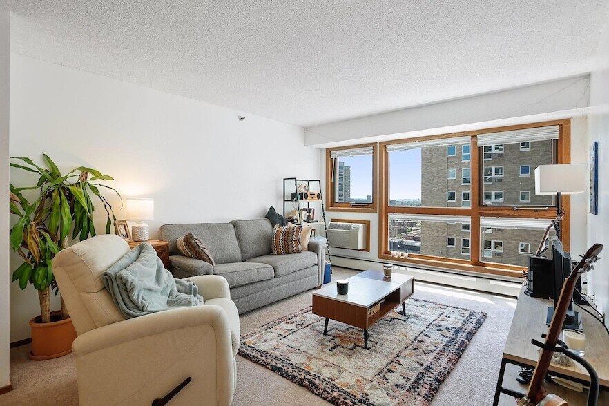 433 S 7th St in Minneapolis, MN - Building Photo