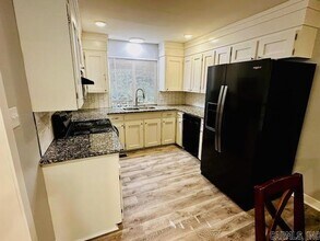 1209 E Twin Lakes Dr in Little Rock, AR - Foto de edificio - Building Photo