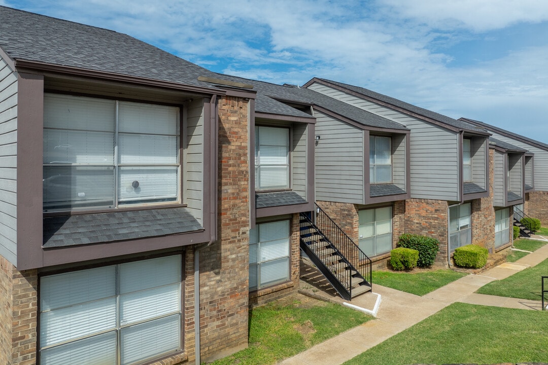 Stone Canyon in Arlington, TX - Building Photo