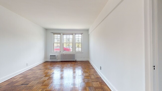 4481 MacArthur Blvd NW in Washington, DC - Building Photo - Building Photo