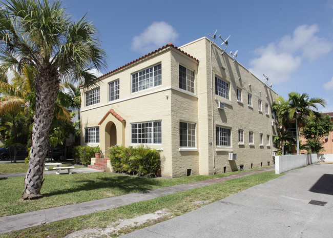 223 Phoenetia Ave in Coral Gables, FL - Foto de edificio - Building Photo