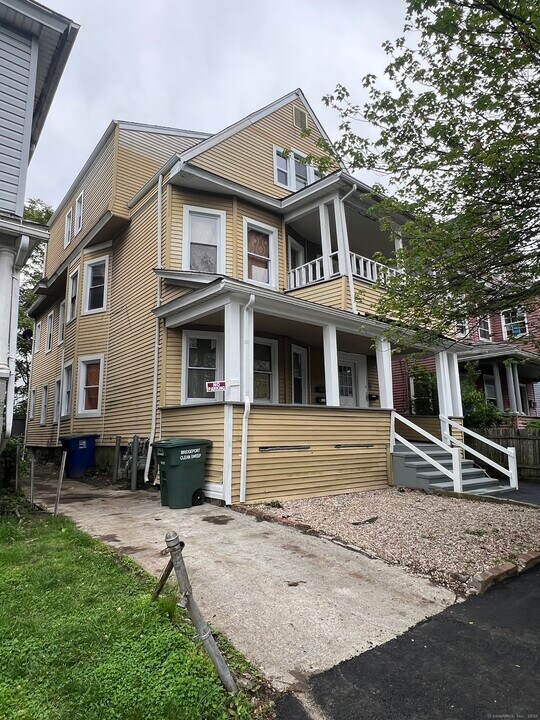 1003 Howard Ave in Bridgeport, CT - Building Photo