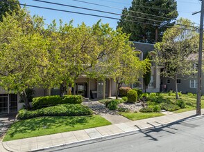 Bay Laurel Condominiums in San Mateo, CA - Foto de edificio - Building Photo