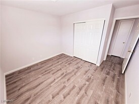 4360 Twin View Cir, Unit 3 in Las Vegas, NV - Building Photo - Building Photo