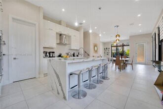 8279 NW 43rd St in Doral, FL - Foto de edificio - Building Photo