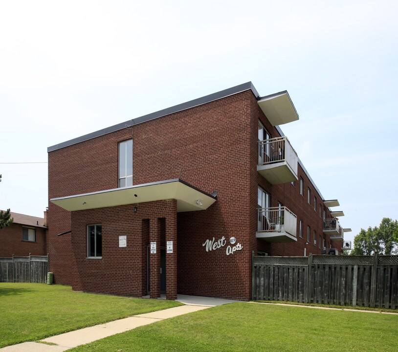 West Apartments in Mississauga, ON - Building Photo