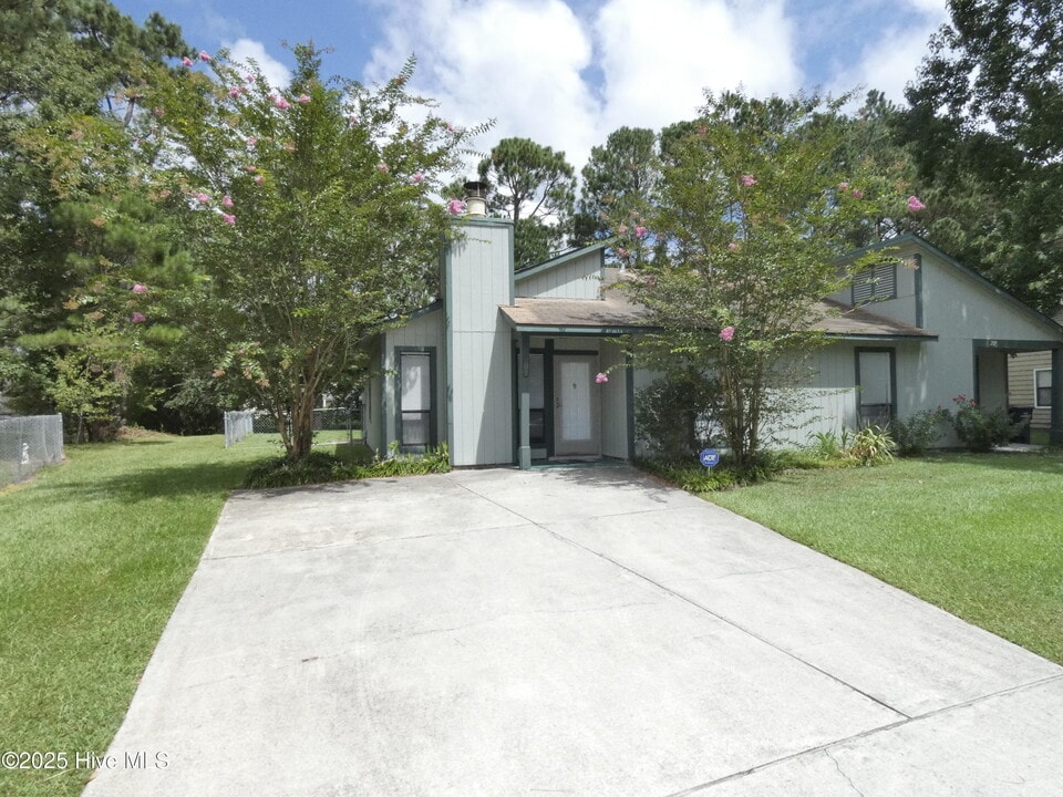 207 Village Dr in Jacksonville, NC - Building Photo