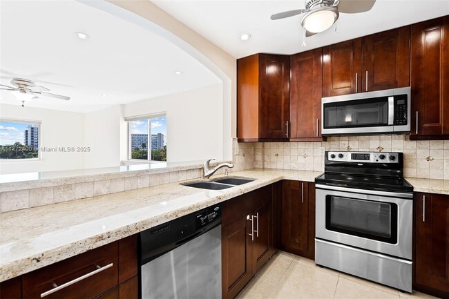 619 Orton Ave, Unit 504 in Fort Lauderdale, FL - Building Photo - Building Photo