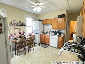 88 Fisher Ave, Unit 2 in Boston, MA - Building Photo