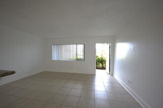1604 Meadows Cir W in Boynton Beach, FL - Building Photo - Building Photo