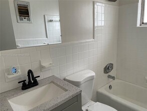 2450 Lincoln St in Hollywood, FL - Building Photo - Building Photo