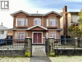 33XX Wellington Ave in Vancouver, BC - Building Photo
