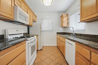 1975 S. Beverly Glen, near Rancho Park! in Los Angeles, CA - Foto de edificio - Building Photo