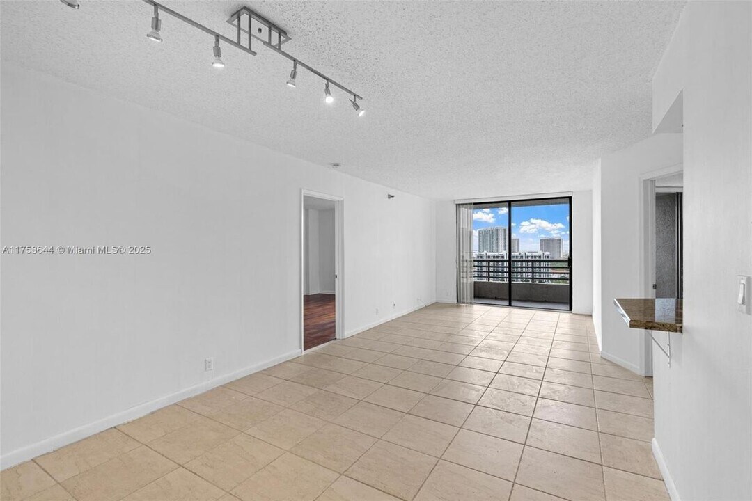 3300 NE 191st St in Aventura, FL - Building Photo