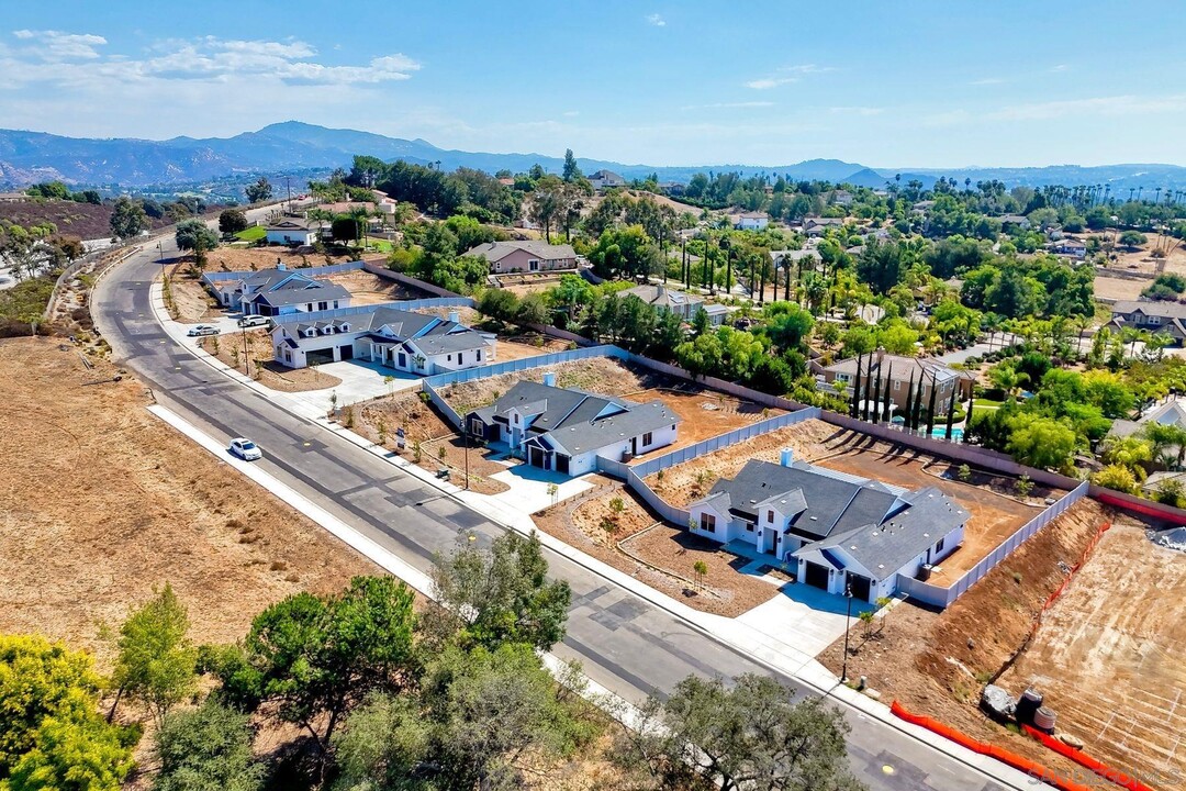 655 Hamilton Ln in Escondido, CA - Building Photo