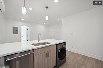 5043 SPRUCE St, Unit 5043 Spruce #3 in Philadelphia, PA - Building Photo - Building Photo