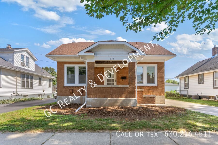 375 Moseley St in Elgin, IL - Building Photo