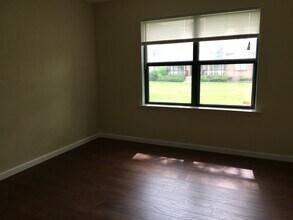 411 N Oaks Blvd, Unit 411 in North Brunswick, NJ - Building Photo - Building Photo