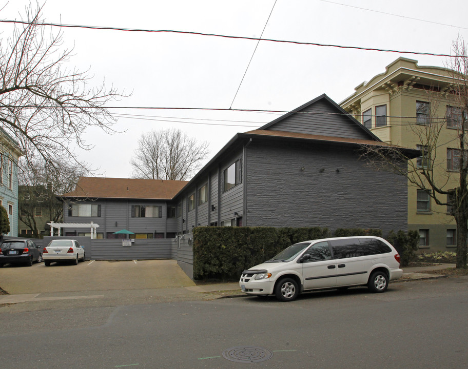 2146 NW Hoyt St in Portland, OR - Building Photo