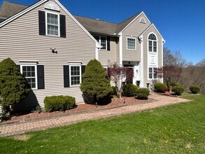 77C Long Meadow Hill Rd in Brookfield, CT - Building Photo - Building Photo