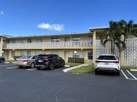 1120 Boxwood Dr, Unit Pines of Delray in Delray Beach, FL - Building Photo