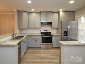 8244 Circle Tree Ln in Charlotte, NC - Building Photo - Building Photo