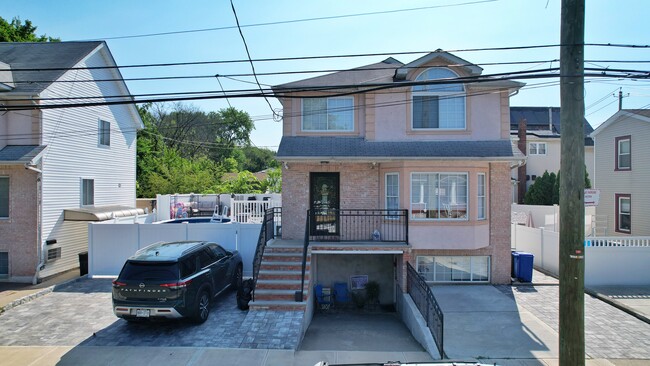 81 Sharrott Ave in Staten Island, NY - Building Photo - Building Photo