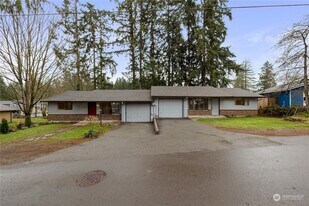 110 Alpha Ln in Port Orchard, WA - Building Photo