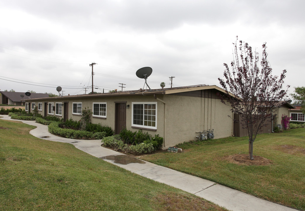 Tyler Villa Apartments in Riverside, CA - Building Photo