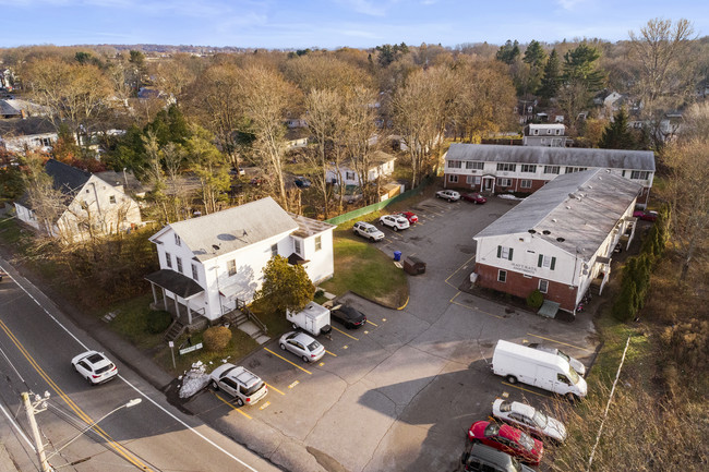 40 W Main St in Clinton, CT - Building Photo - Building Photo